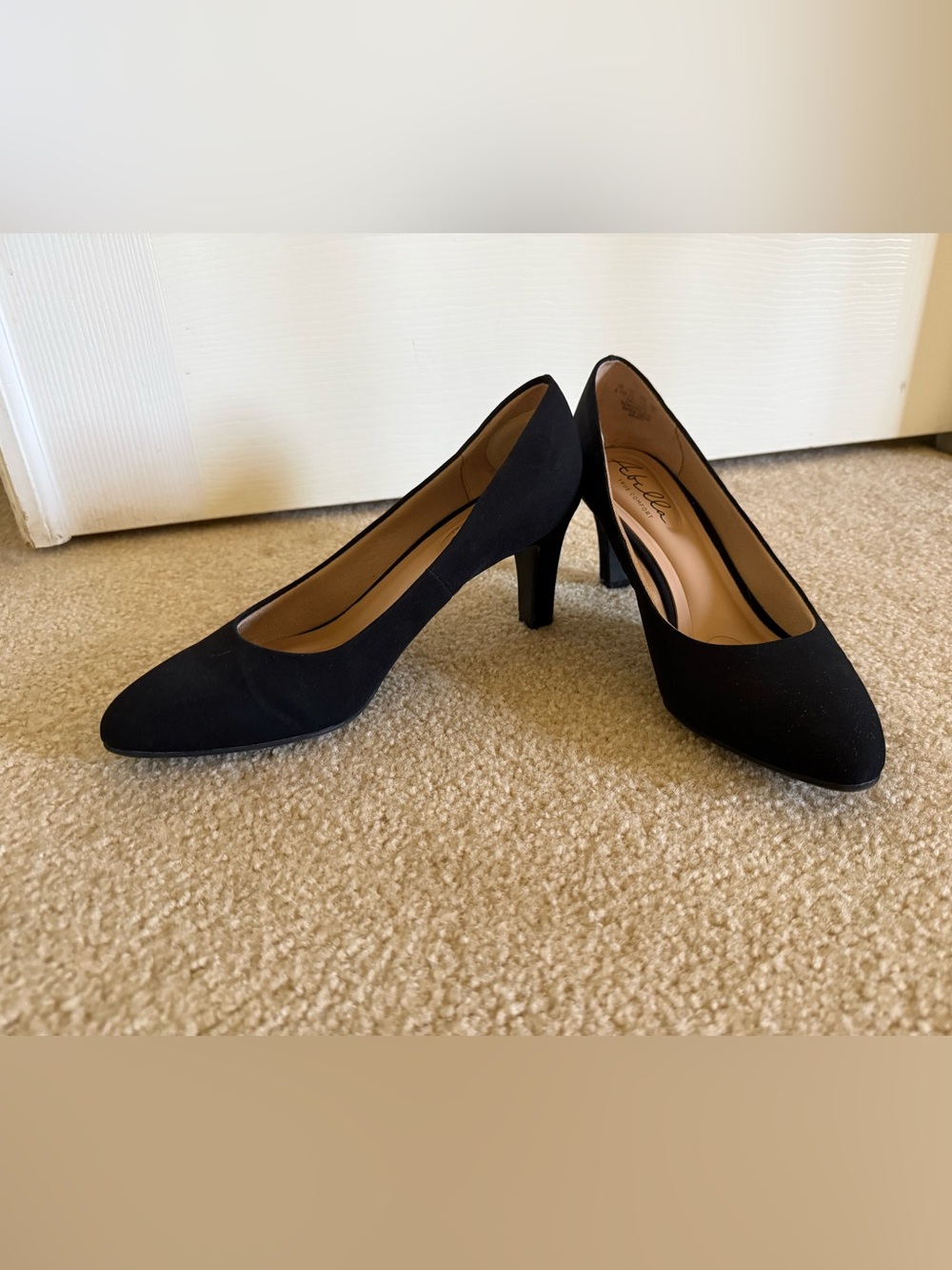 Abella Black Pointed-Toe Mid Heel Pumps